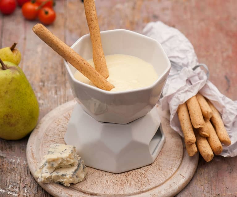 Fondue z serów pleśniowych z grissini i gruszkami Fondue z serów pleśniowych z grissini i gruszkami