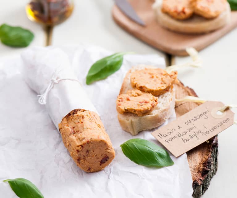 Masło z suszonymi pomidorami, bazylią i parmezanem Masło z suszonymi pomidorami, bazylią i parmezanem