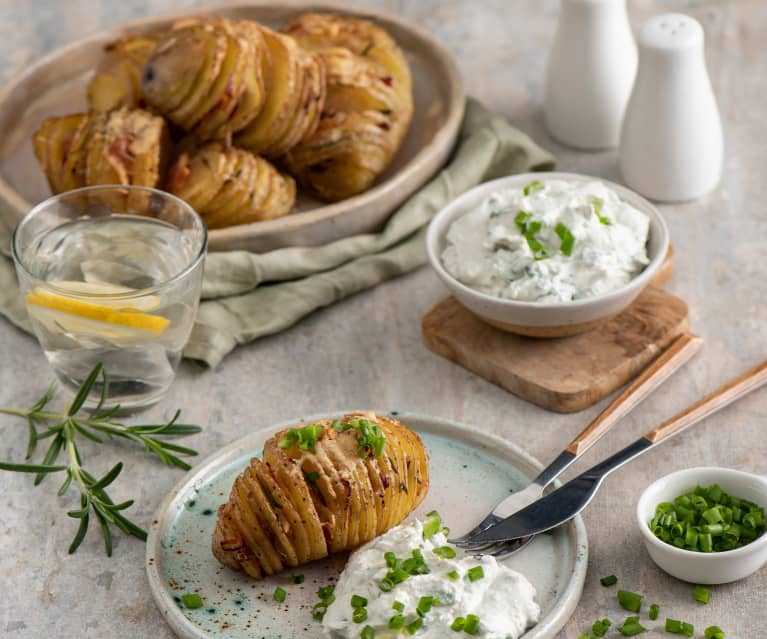 Ziemniaki Hasselback i dip z serem pleśniowym Ziemniaki Hasselback i dip z serem pleśniowym