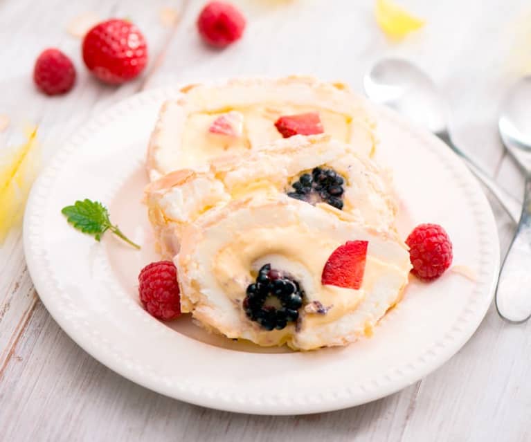 Rolada bezowa z serkiem mascarpone i owocami Rolada bezowa z serkiem mascarpone i owocami