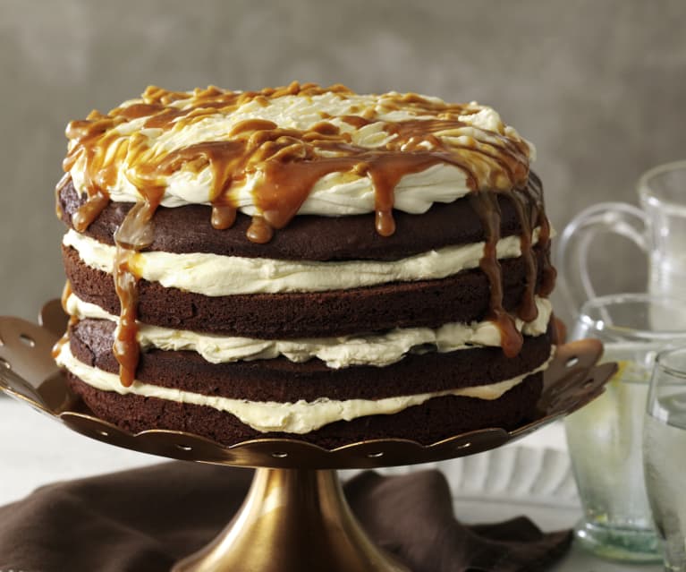 Tort brownie z solonym sosem karmelowym i bitą śmietaną Tort brownie z solonym sosem karmelowym i bitą śmietaną