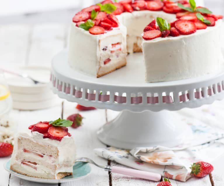 Anielskie ciasto (angel cake) z kremem waniliowym i truskawkami Anielskie ciasto (angel cake) z kremem waniliowym i truskawkami