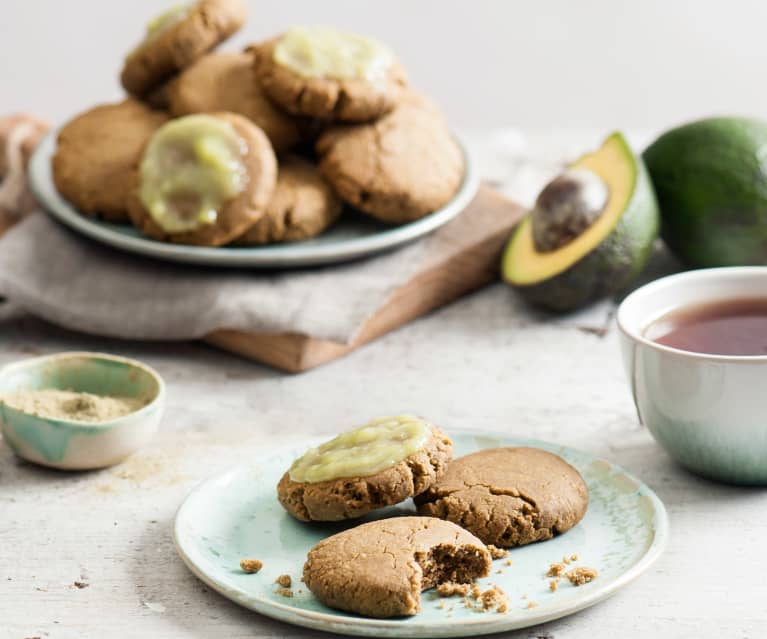 Ciastka ryżowo-migdałowe z herbatą matcha i lukrem z awokado Ciastka ryżowo-migdałowe z herbatą matcha i lukrem z awokado