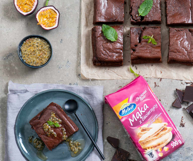 Brownie z mąką z ciecierzycy z sosem z marakui Brownie z mąką z ciecierzycy z sosem z marakui