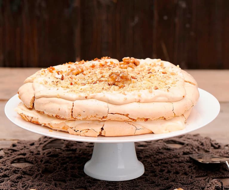 Tort bezowy z orzechami i daktylami Tort bezowy z orzechami i daktylami
