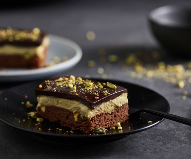Brownie z kremem pistacjowym i kakaową glazurą Brownie z kremem pistacjowym i kakaową glazurą