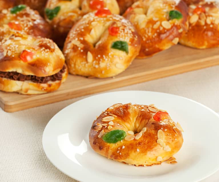 Hiszpańskie mini ciasta Trzech Króli (Mini roscón de Reyes) Hiszpańskie mini ciasta Trzech Króli (Mini roscón de Reyes)