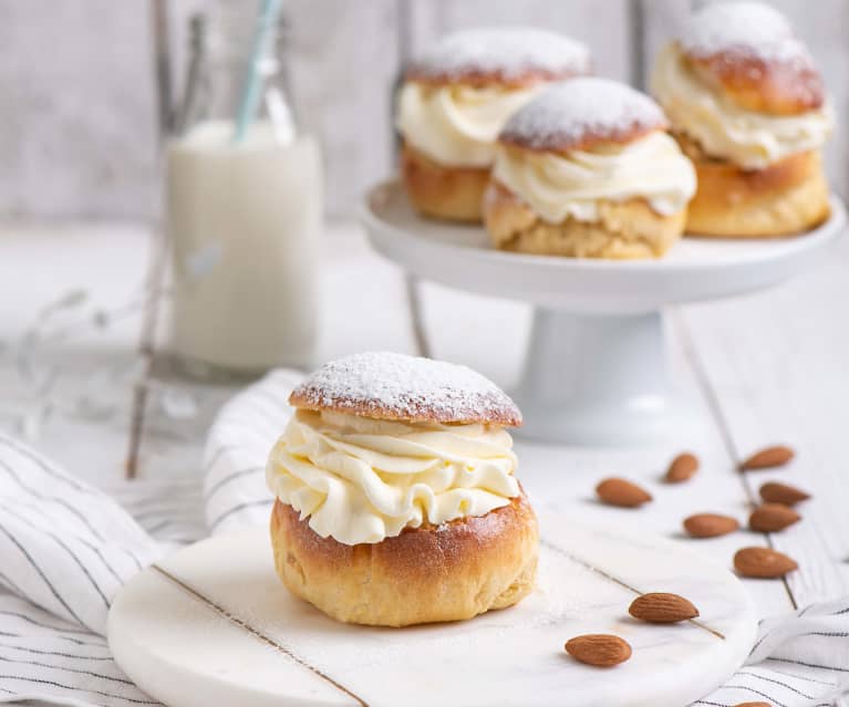 Skandynawskie bułeczki z nadzieniem marcepanowym (Semlor) Skandynawskie bułeczki z nadzieniem marcepanowym (Semlor)