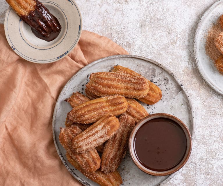 Pieczone churros z sosem czekoladowo-kawowym Pieczone churros z sosem czekoladowo-kawowym