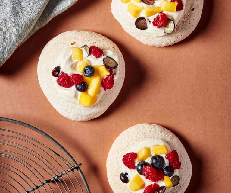 Wegańskie mini bezy Pavlova z kokosową bitą śmietaną Wegańskie mini bezy Pavlova z kokosową bitą śmietaną