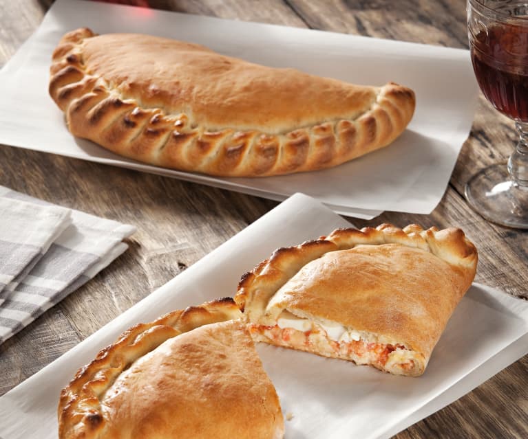 Calzone z mozzarellą i jajkiem Calzone z mozzarellą i jajkiem