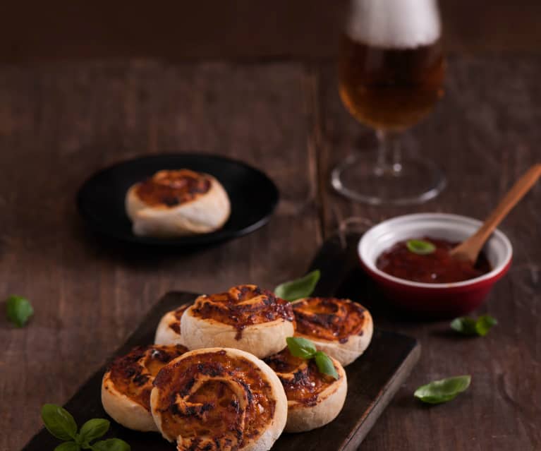 Pizzowe ślimaczki z kurczakiem BBQ Pizzowe ślimaczki z kurczakiem BBQ