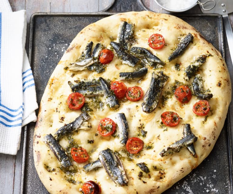 Focaccia z pomidorkami koktajlowymi i anchois Focaccia z pomidorkami koktajlowymi i anchois