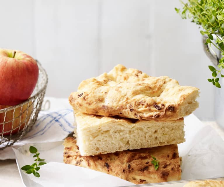 Focaccia z jabłkiem i cebulą Focaccia z jabłkiem i cebulą