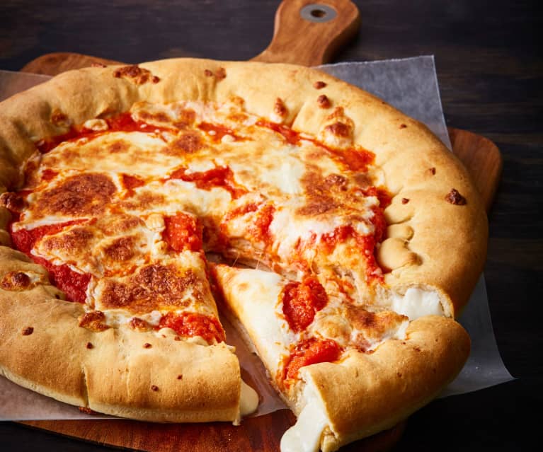 Pizza z serowym brzegiem Pizza z serowym brzegiem