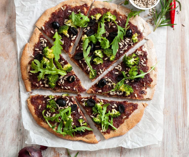 Wegańska gryczana pizza z konfiturą z czerwonej cebuli i brokułami Wegańska gryczana pizza z konfiturą z czerwonej cebuli i brokułami