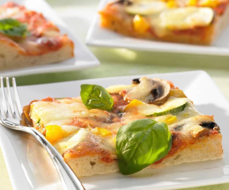 Pizza na dwie blachy z sosem pomidorowym i mozzarellą Pizza na dwie blachy z sosem pomidorowym i mozzarellą