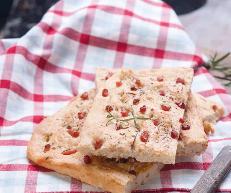 Focaccia z ziemniakami, boczkiem i rozmarynem Focaccia z ziemniakami, boczkiem i rozmarynem