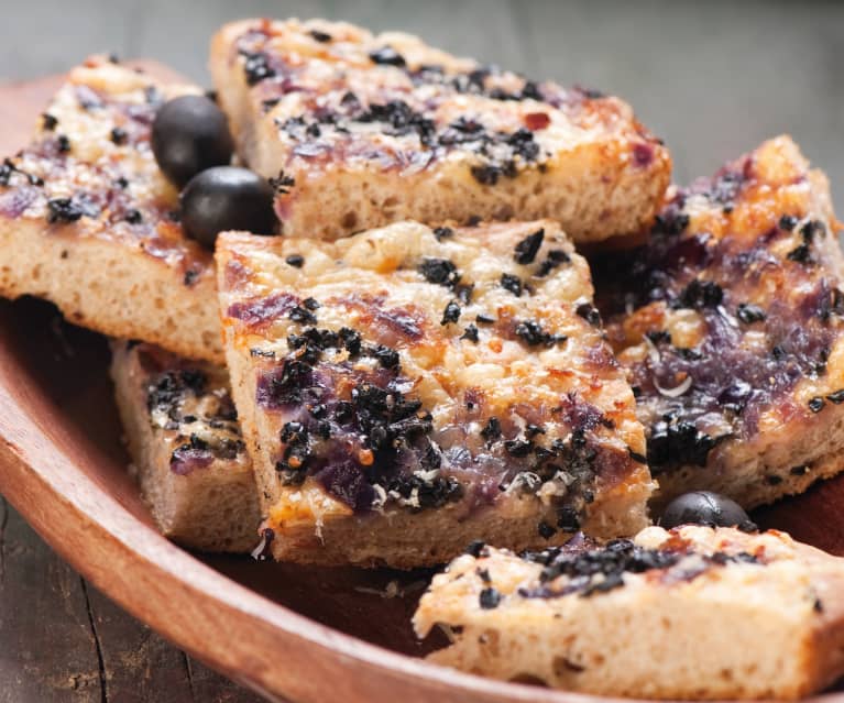 Focaccia z cebulą, oliwkami i rozmarynem Focaccia z cebulą, oliwkami i rozmarynem