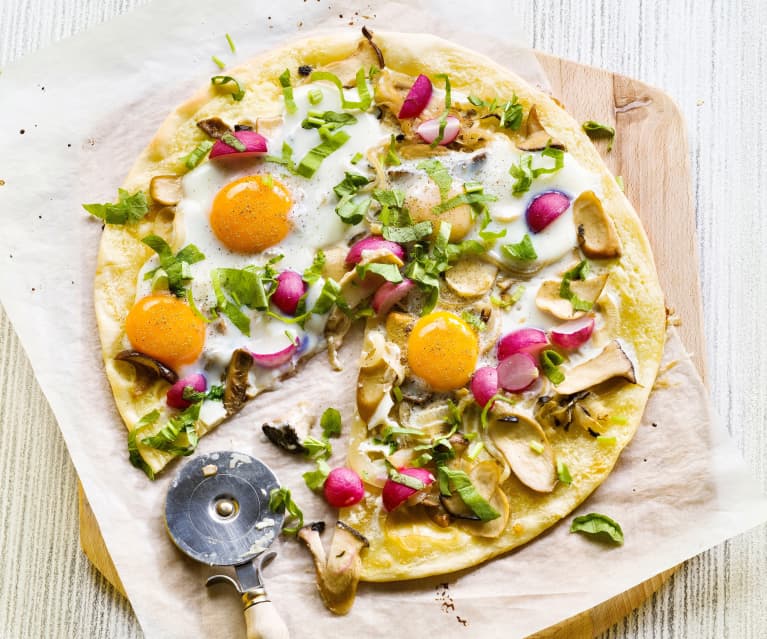 Chrupiący placek z rzodkiewkami i jajkiem (flammkuchen) Chrupiący placek z rzodkiewkami i jajkiem (flammkuchen)