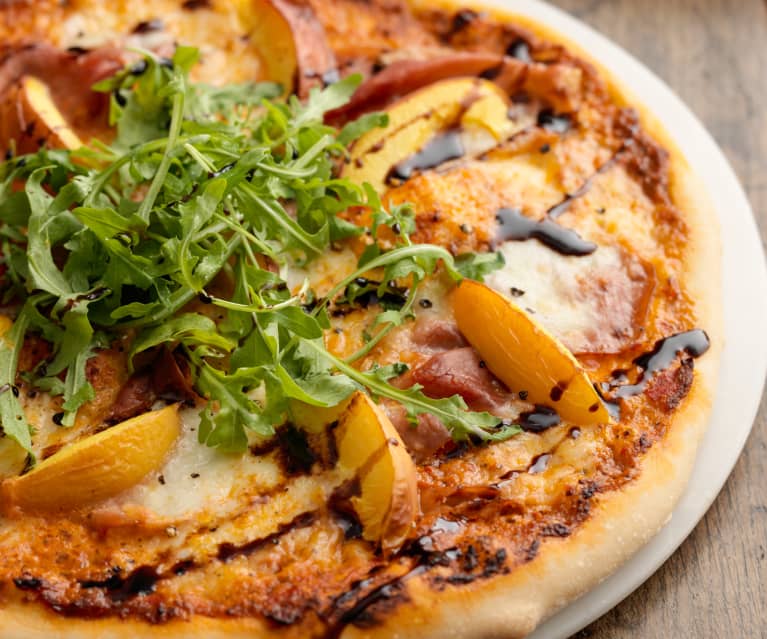Pizza z szynką i nektarynkami Pizza z szynką i nektarynkami