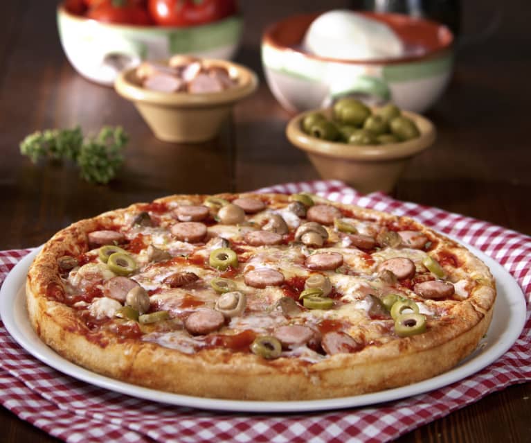 Bezglutenowa pizza z oliwkami i kiełbaskami Bezglutenowa pizza z oliwkami i kiełbaskami