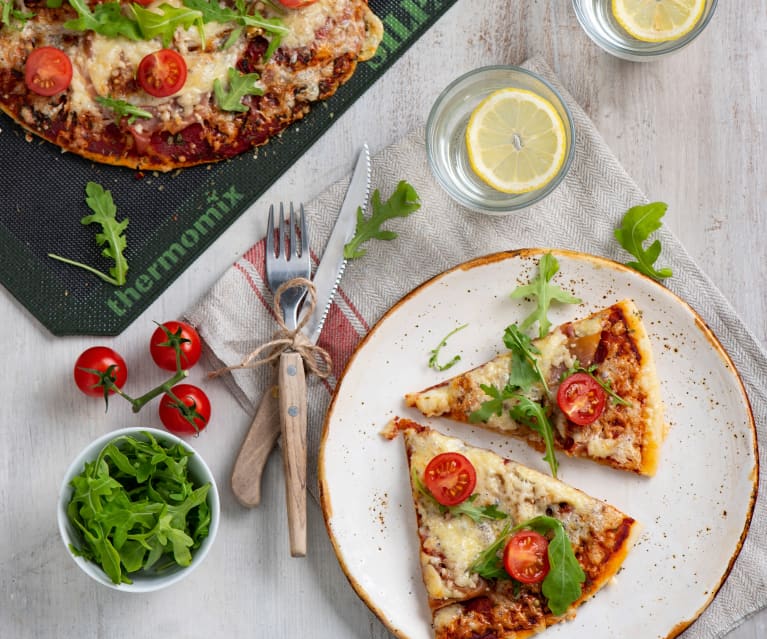 Pizza bezglutenowa z szynką parmeńską i rukolą Pizza bezglutenowa z szynką parmeńską i rukolą