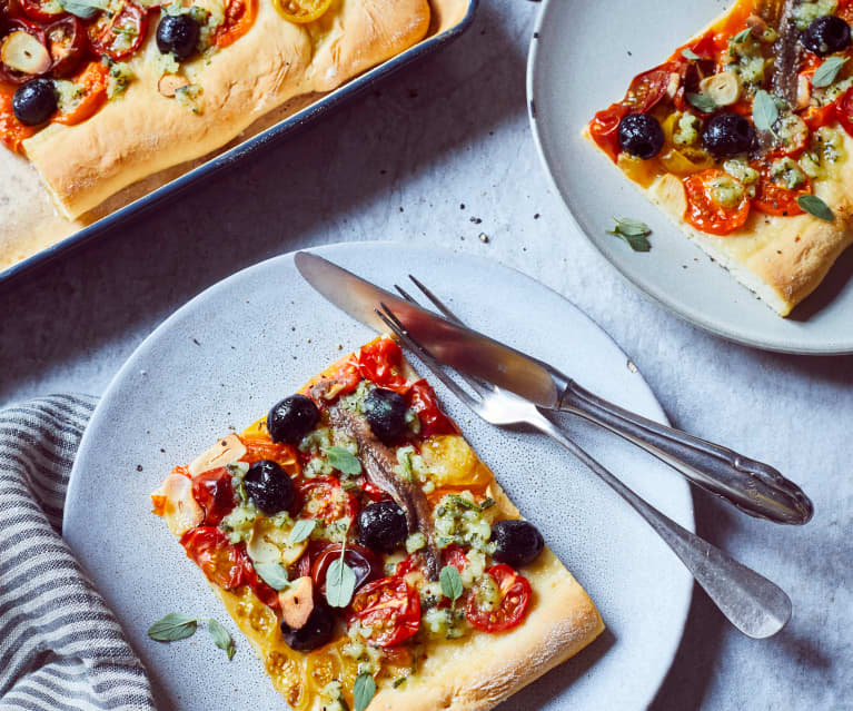 Focaccia z pomidorkami i oliwkami Focaccia z pomidorkami i oliwkami