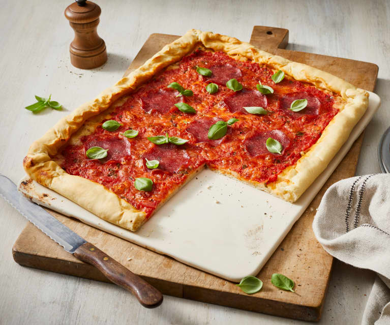 Pizza salami z serowym brzegiem Pizza salami z serowym brzegiem
