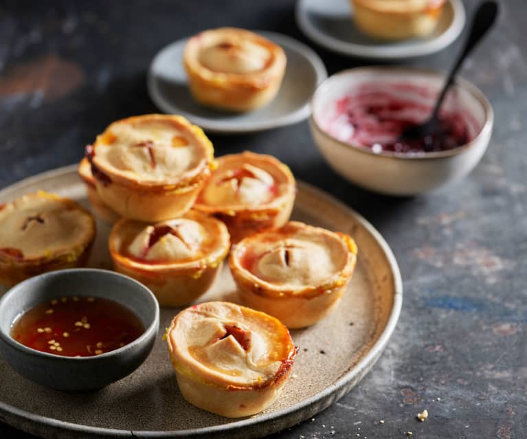 Babeczki z serem brie, dżemem malinowym i sosem chili Babeczki z serem brie, dżemem malinowym i sosem chili