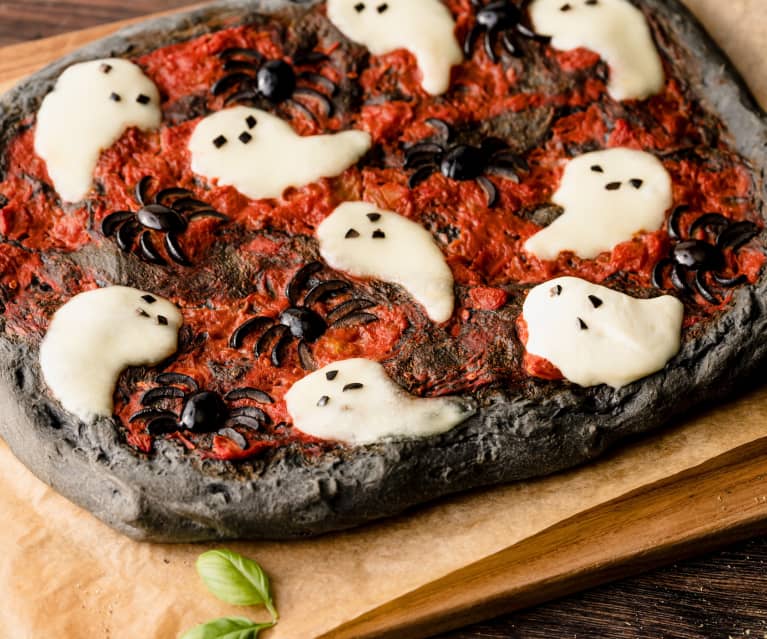 Czarna pizza z duchami Czarna pizza z duchami