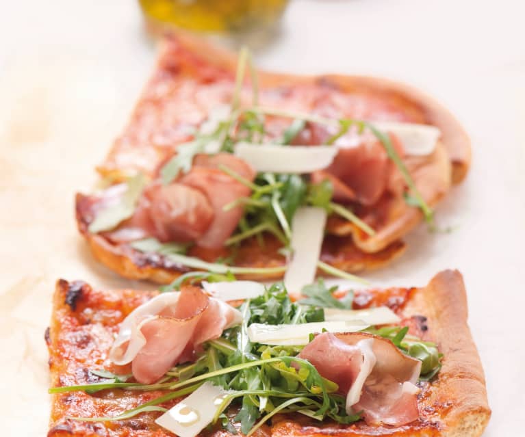 Pizza z szynką parmeńską i rukolą Pizza z szynką parmeńską i rukolą