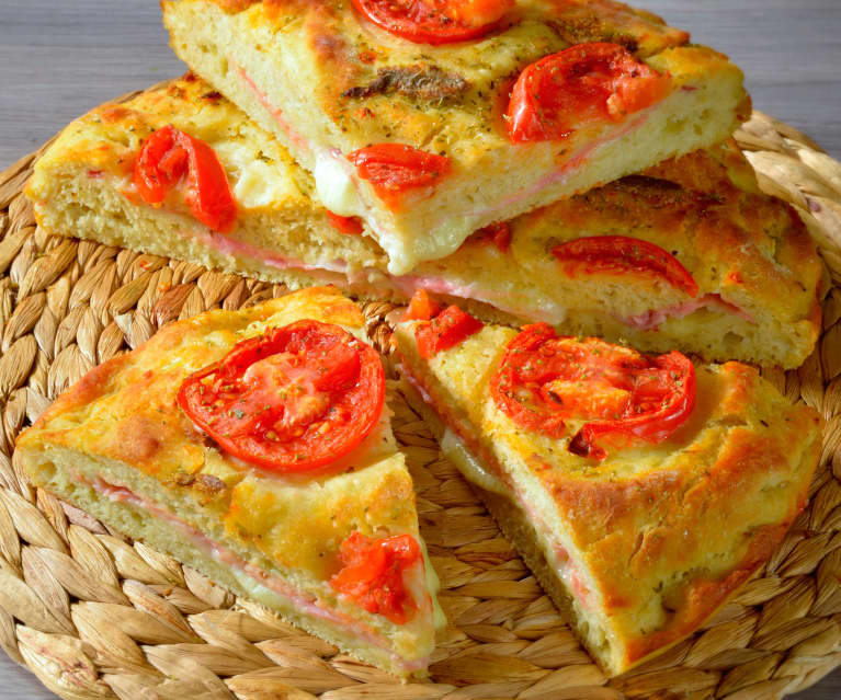 Focaccia ziemniaczana z szynką i serem Focaccia ziemniaczana z szynką i serem