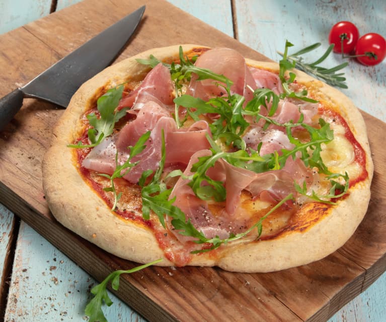 Orkiszowa pizza z szynką długodojrzewającą Orkiszowa pizza z szynką długodojrzewającą