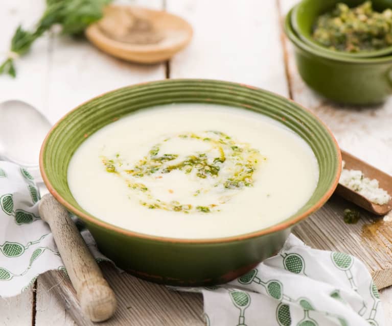 Zupa ziemniaczana z orzechowym wegańskim pesto Zupa ziemniaczana z orzechowym wegańskim pesto