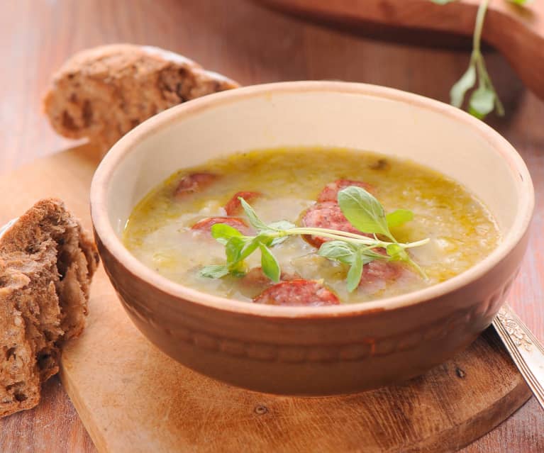 Zupa z kapusty włoskiej z kiełbasą Zupa z kapusty włoskiej z kiełbasą