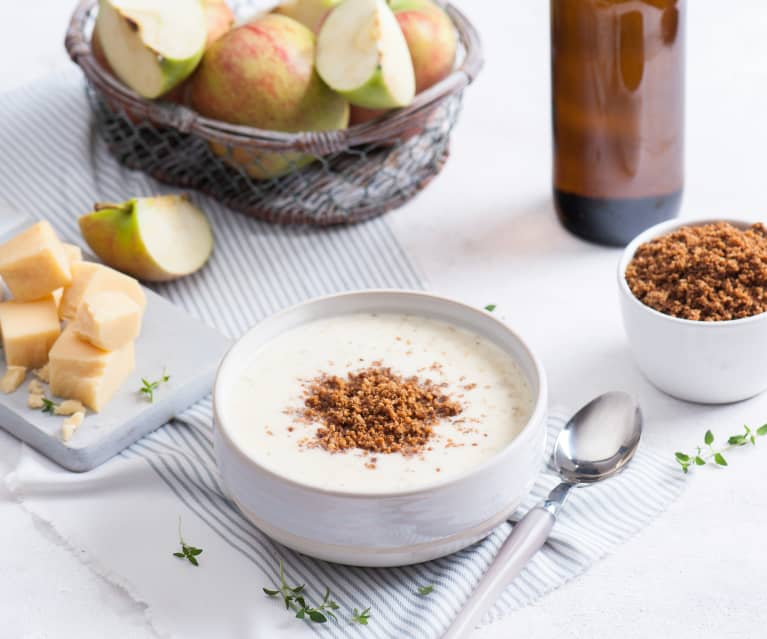 Zupa piwna z cheddarem i brie oraz orzechową kruszonką cynamonową Zupa piwna z cheddarem i brie oraz orzechową kruszonką cynamonową