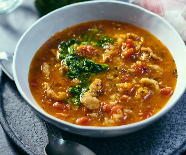 Zupa minestrone z piersią z indyka i pesto ziołowym Zupa minestrone z piersią z indyka i pesto ziołowym