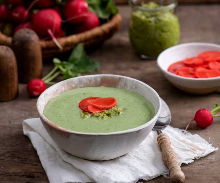 Chłodnik z sałaty z marynowaną rzodkiewką i pesto z liści rzodkiewki Chłodnik z sałaty z marynowaną rzodkiewką i pesto z liści rzodkiewki