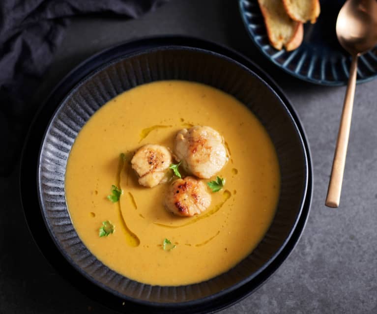 Zupa krem (bisque) z przegrzebkami, crostini z rozmarynem i cytrynową oliwą Zupa krem (bisque) z przegrzebkami, crostini z rozmarynem i cytrynową oliwą