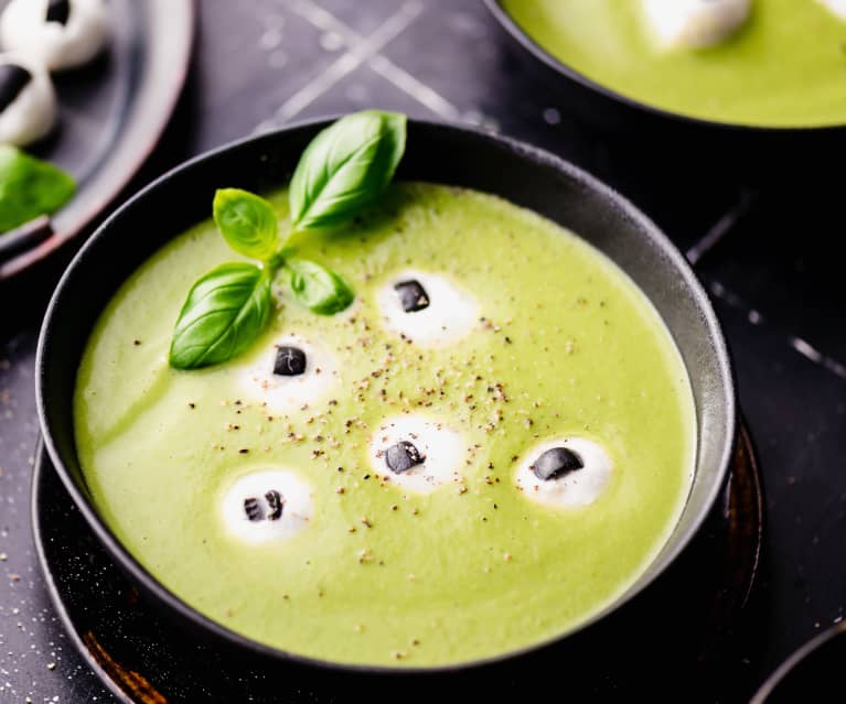 Zielona zupa krem z oczami z mozzarelli Zielona zupa krem z oczami z mozzarelli