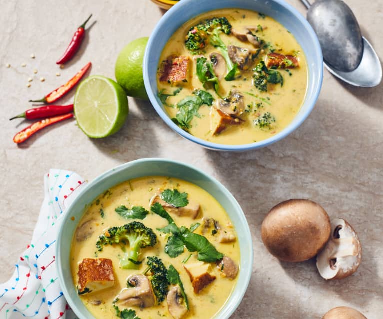 Pikantna zupa imbirowo-limonkowa z wędzonym tofu Pikantna zupa imbirowo-limonkowa z wędzonym tofu