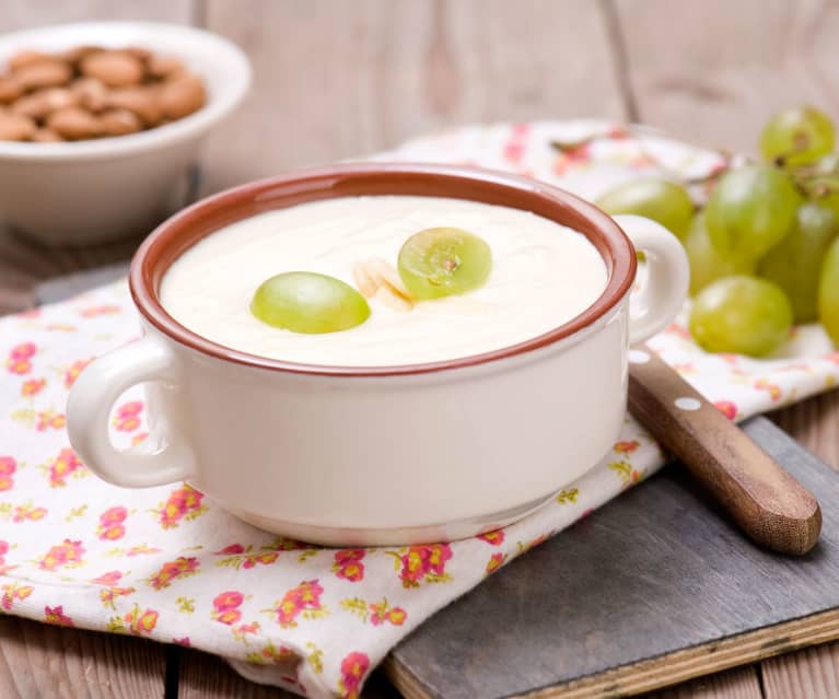 Ajo blanco - andaluzyjska zimna zupa migdałowo-czosnkowa Ajo blanco - andaluzyjska zimna zupa migdałowo-czosnkowa