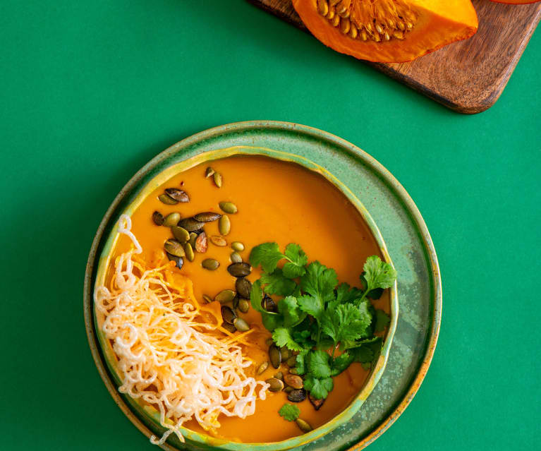 Dyniowa kremowa zupa z pastą curry i prażynkami z makaronu ryżowego  Dyniowa kremowa zupa z pastą curry i prażynkami z makaronu ryżowego