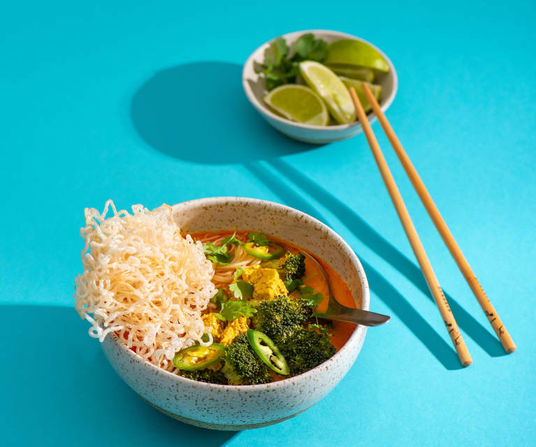 Zupa Khao soi z tofu, brokułem i prażynkami z makaronu ryżowego Zupa Khao soi z tofu, brokułem i prażynkami z makaronu ryżowego